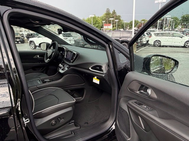 New 2027 Chrysler Pacifica Limited w/ Family Tech Group AWD/4WD image 27