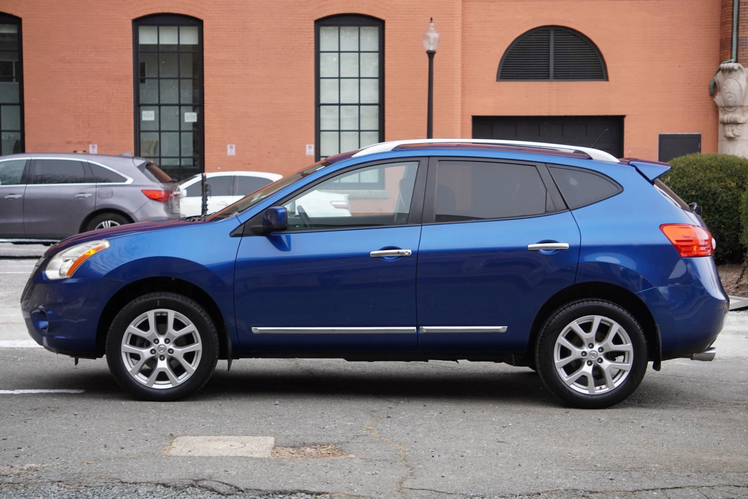 Used 2011 Nissan Rogue SV w/ SL Pkg image 4