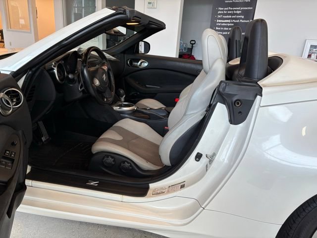 Used 2014 Nissan 370Z Touring RWD image 10