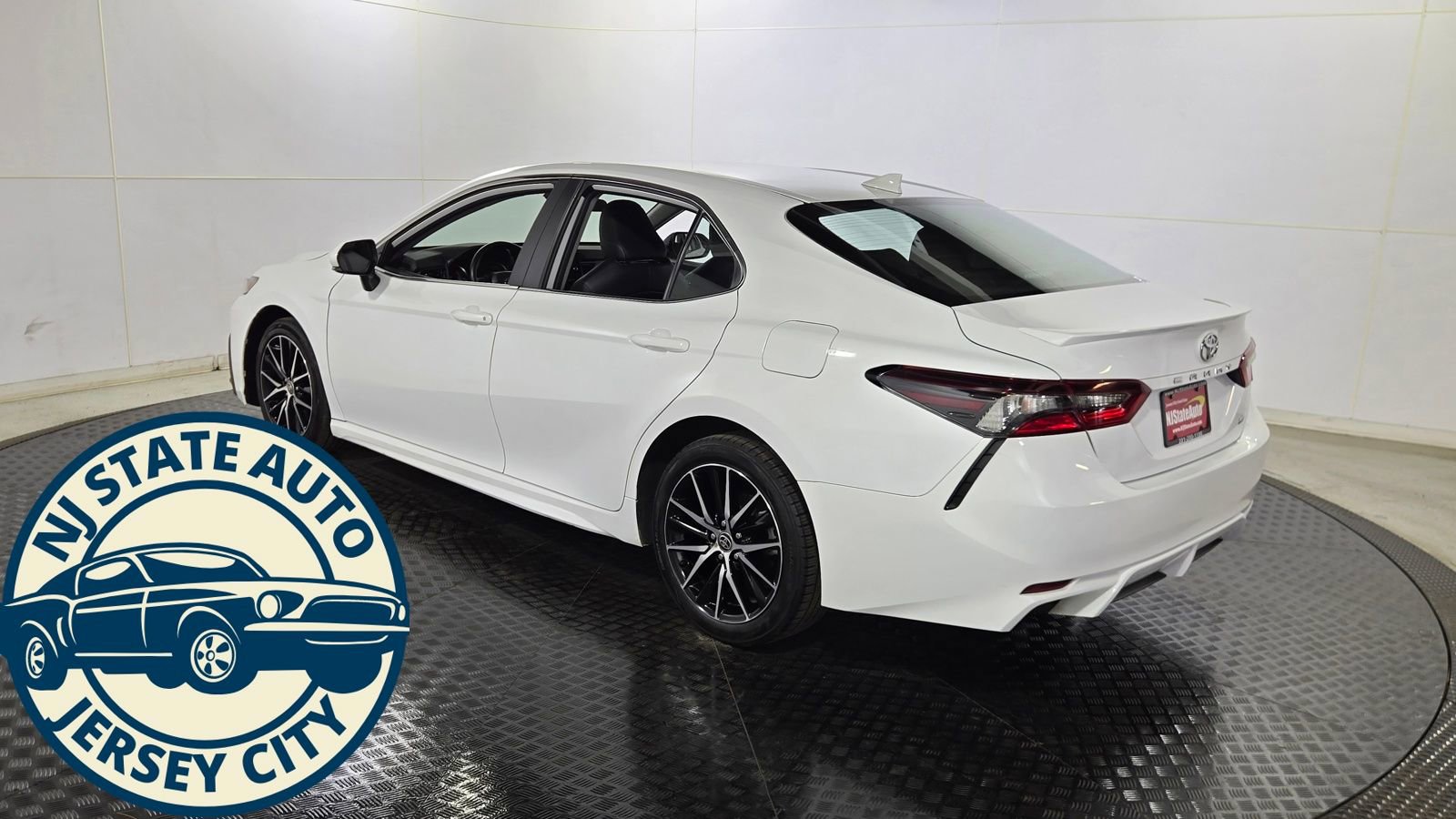 Used 2024 Toyota Camry SE image 5