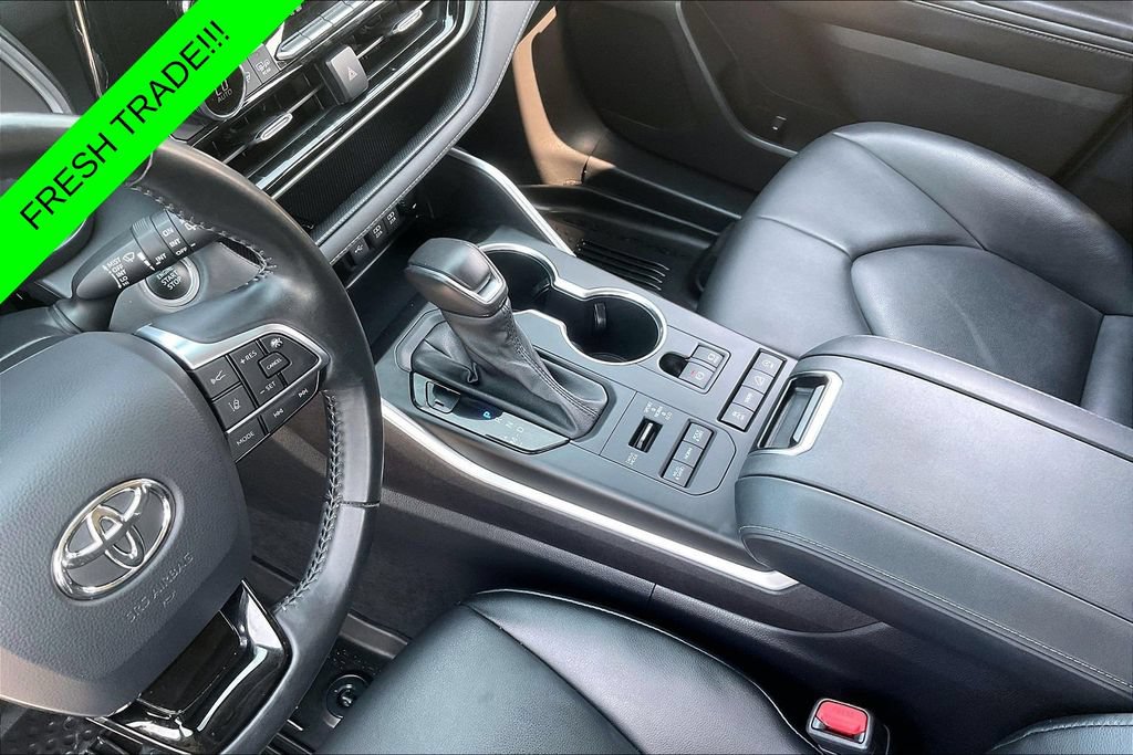 Used 2021 Toyota Highlander XLE AWD/4WD image 17