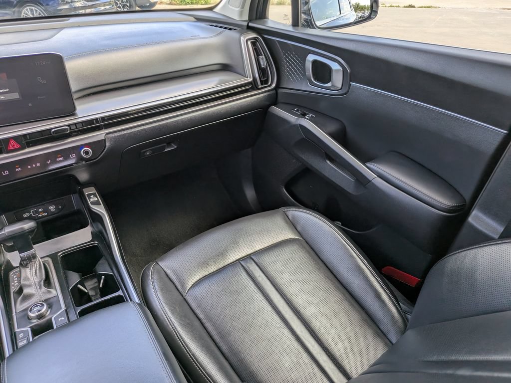 Certified 2025 Kia Sorento EX w/ Panoramic Sunroof Package FWD image 18