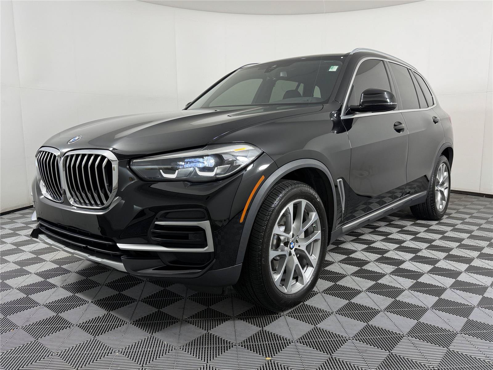 Used 2023 BMW X5 sDrive40i w/ Premium Package RWD image 3
