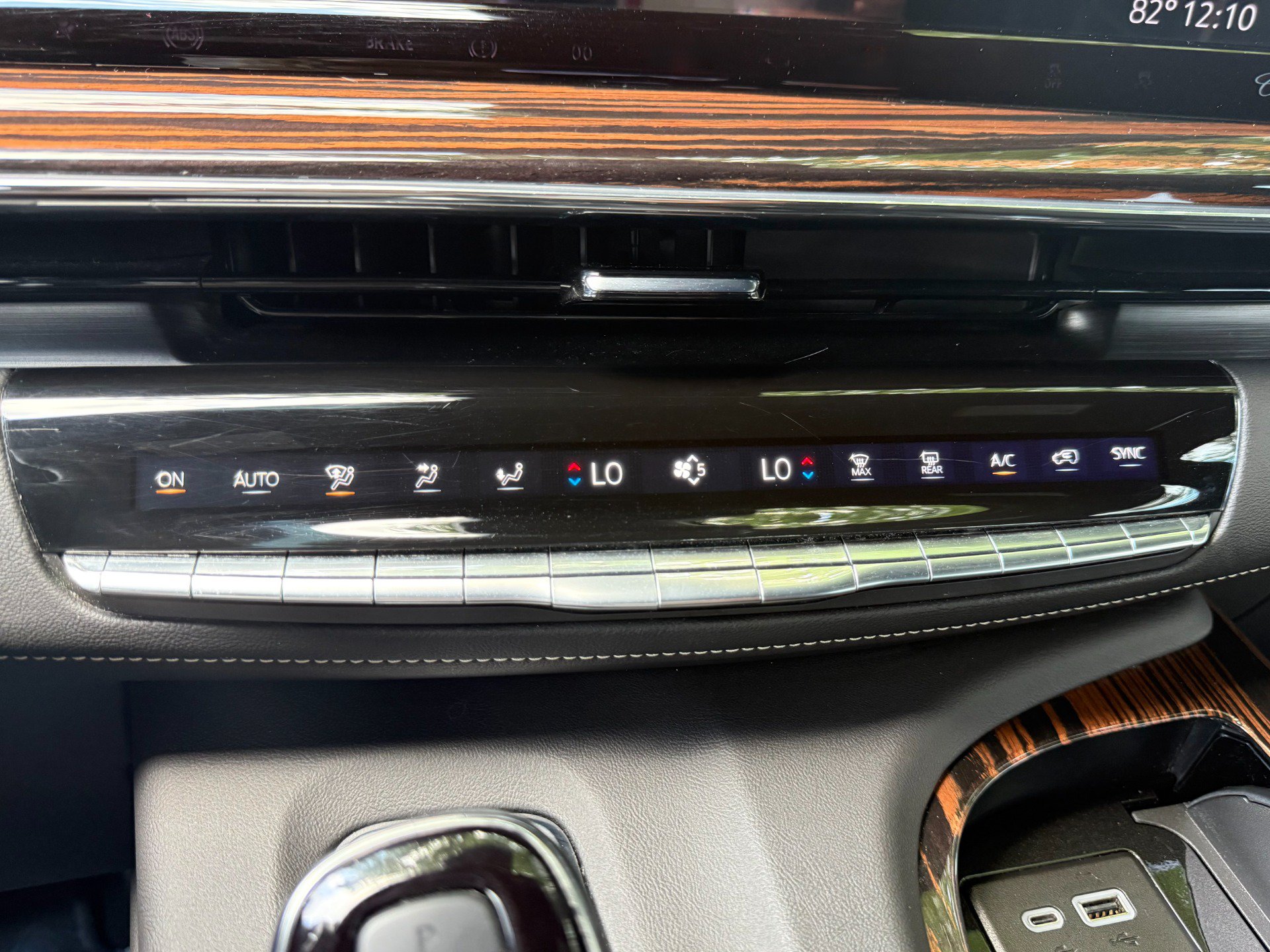 Used 2024 Cadillac Escalade Premium Luxury AWD/4WD image 49