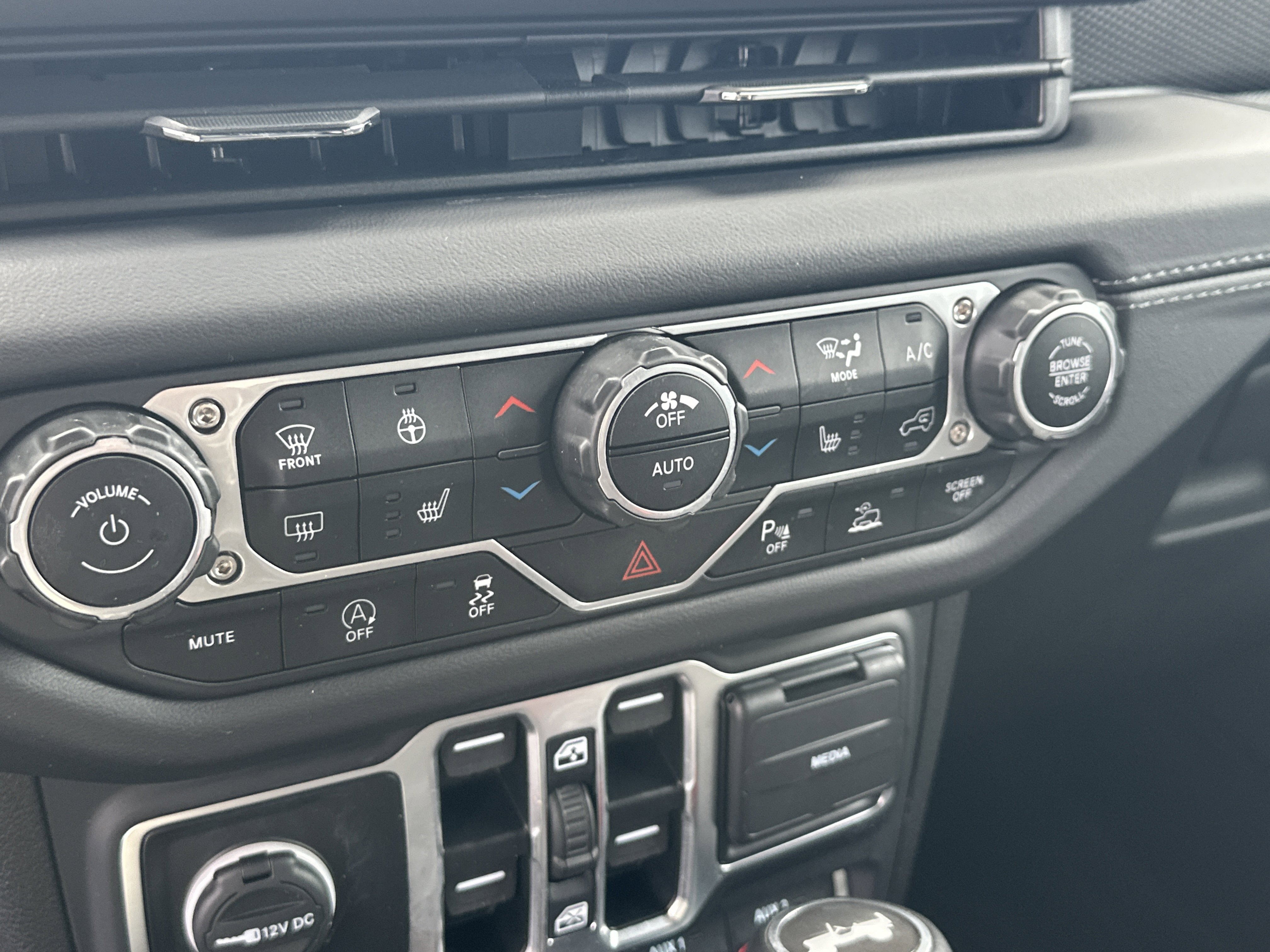 Used 2024 Jeep Wrangler Unlimited Rubicon w/ Technology Group image 36