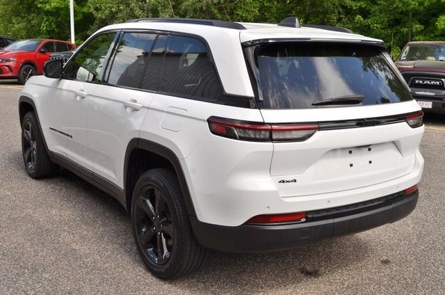 Used 2023 Jeep Grand Cherokee Altitude AWD/4WD image 6