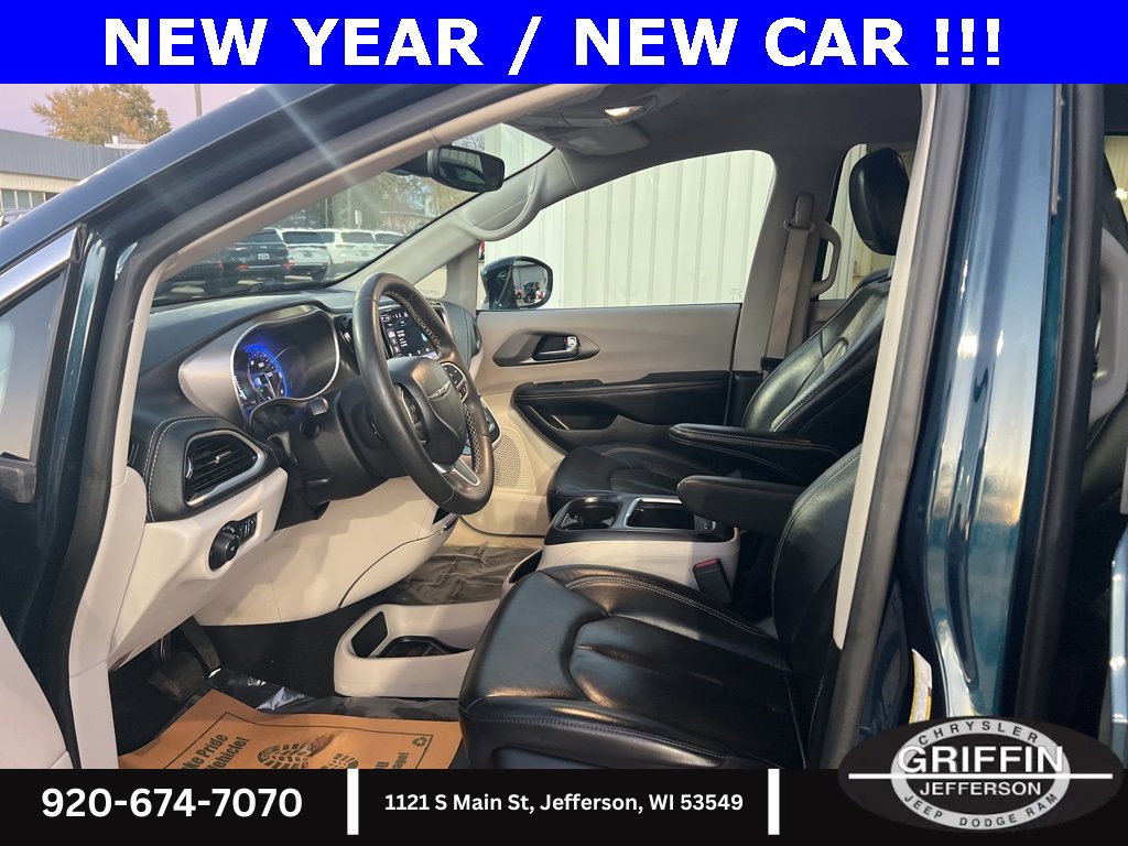 Used 2022 Chrysler Pacifica Touring-L image 18