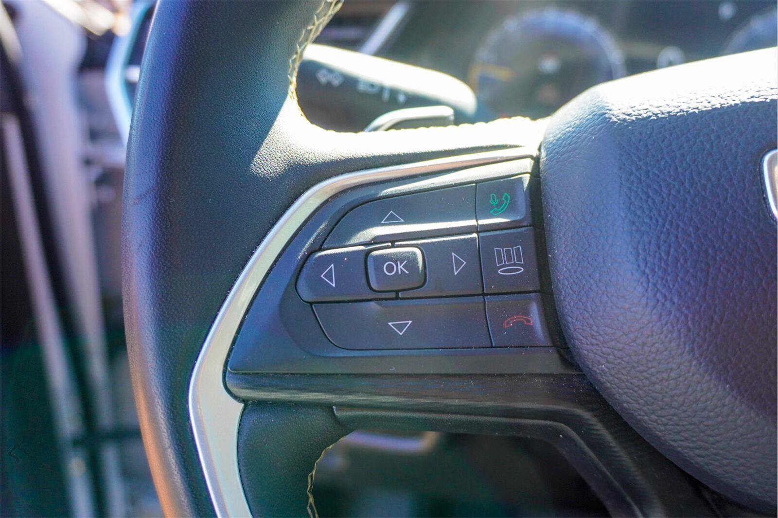Used 2024 Jeep Grand Cherokee L Laredo RWD image 25