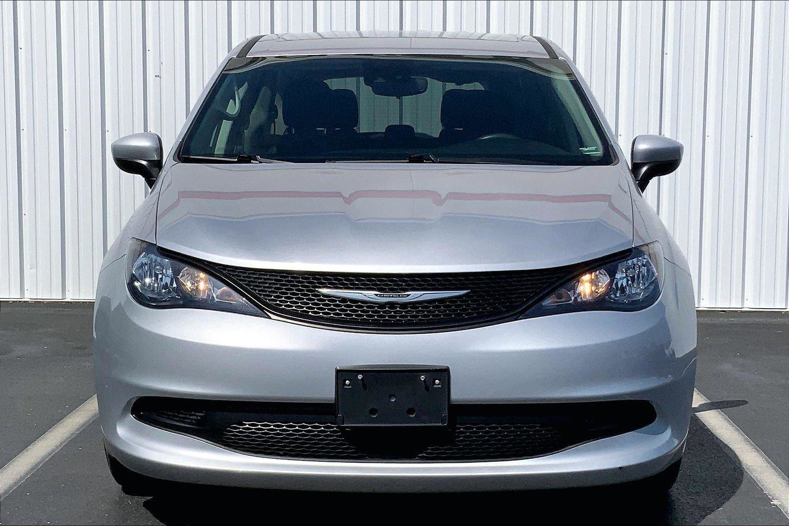 Used 2023 Chrysler Voyager LX FWD image 3