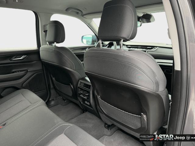 Used 2023 Jeep Grand Cherokee Laredo AWD/4WD image 33