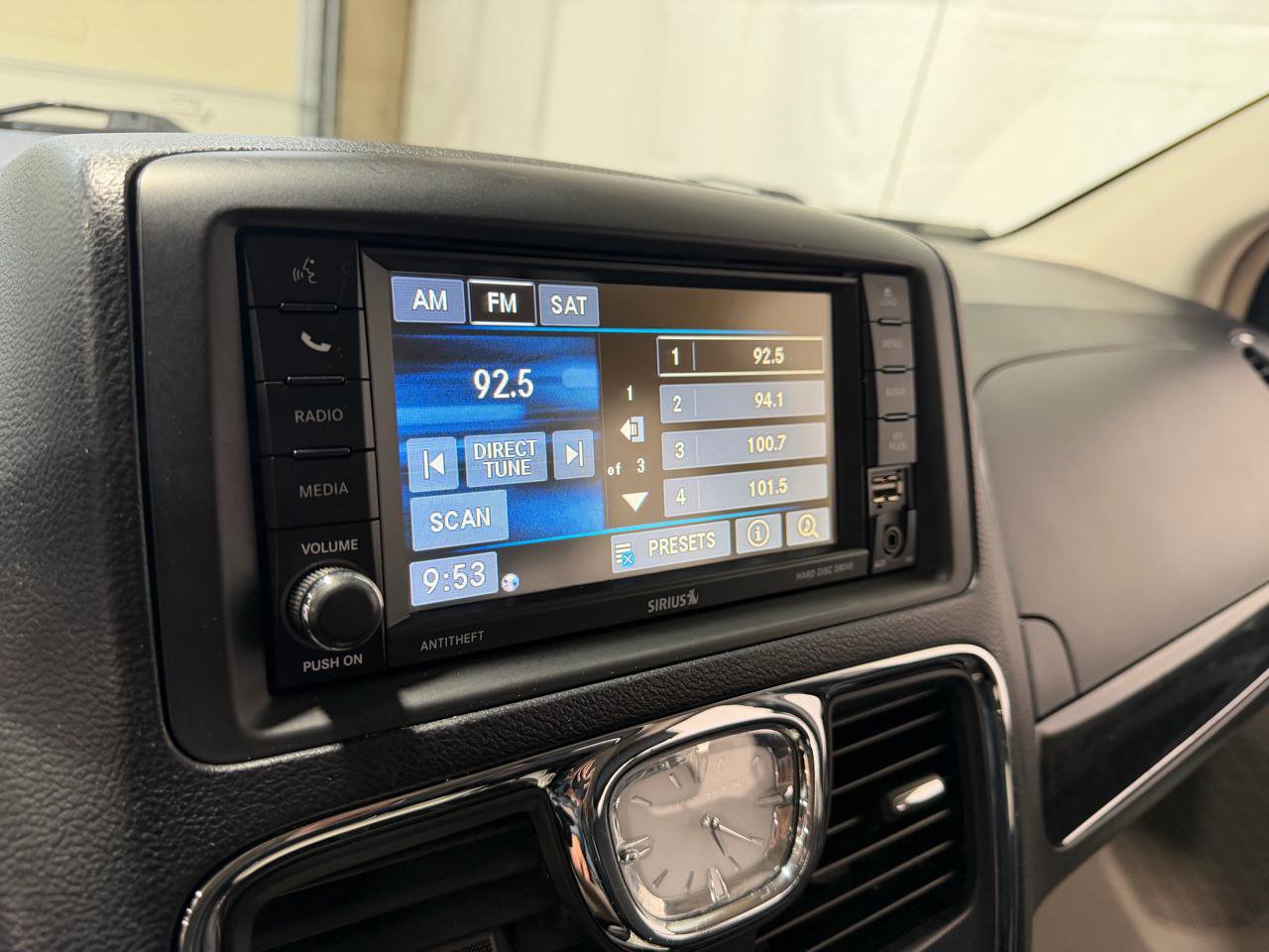 Used 2014 Chrysler Town & Country Touring FWD image 30