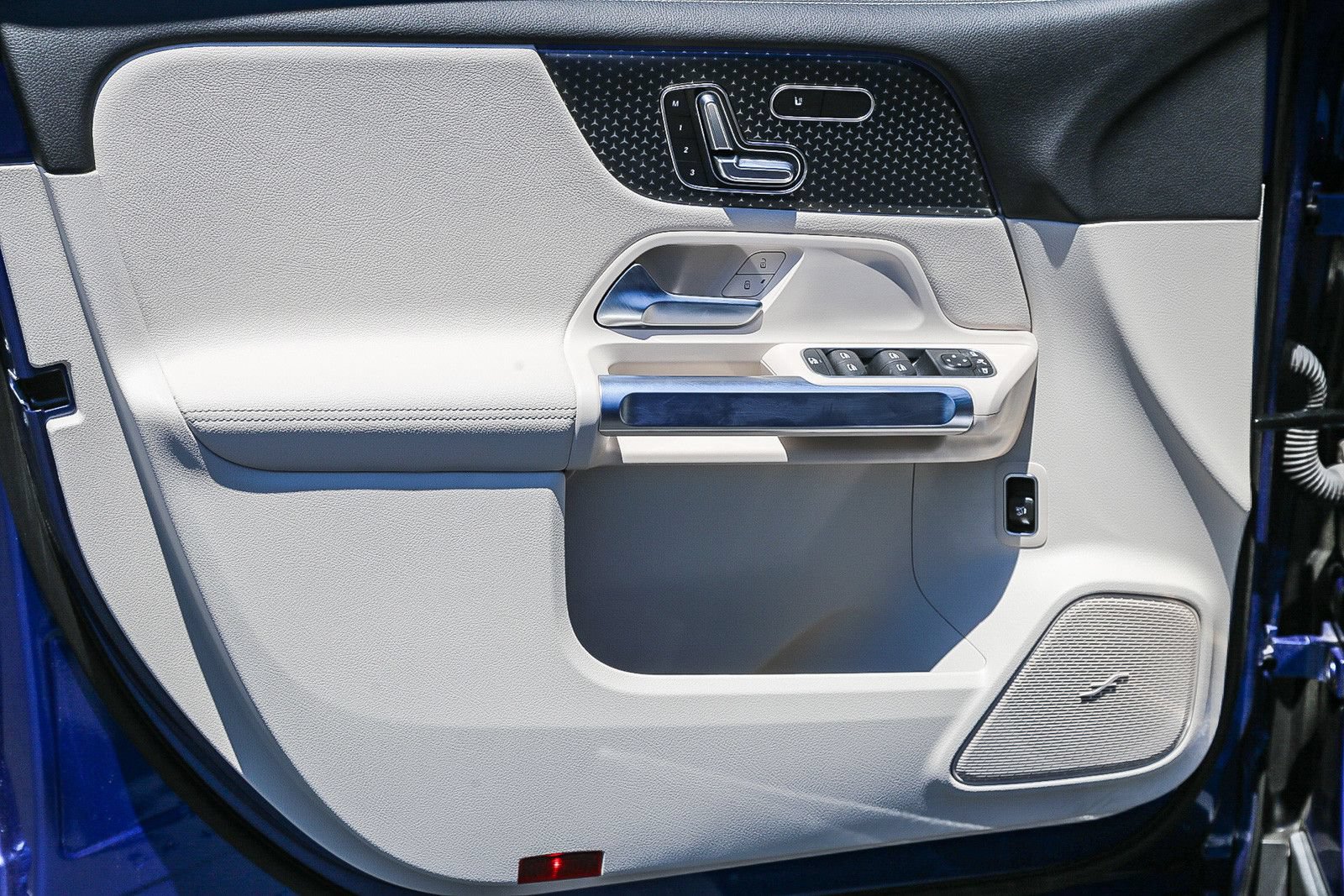 Used 2024 Mercedes-Benz EQB 300 4MATIC image 19