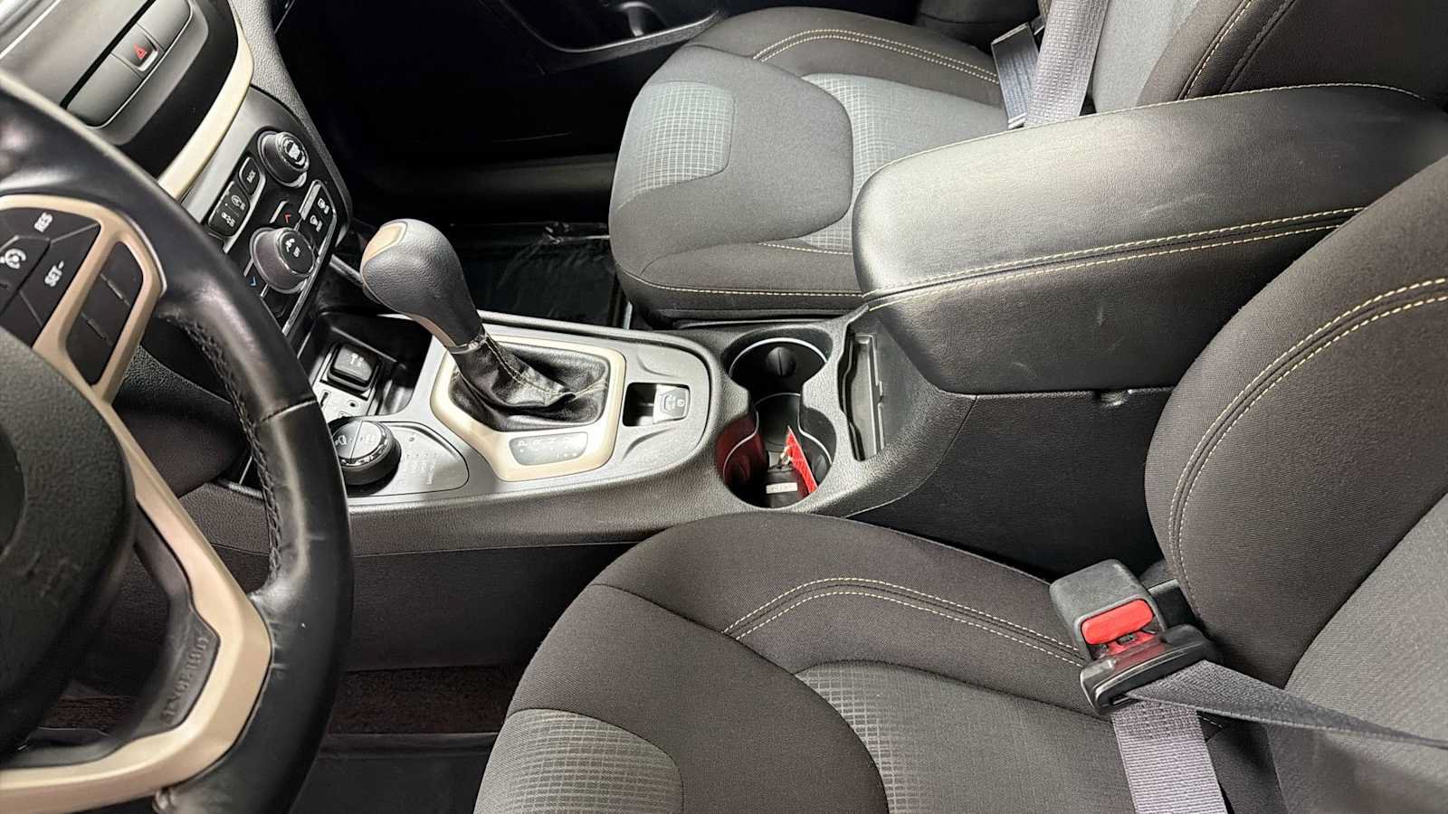 Used 2017 Jeep Cherokee Latitude AWD/4WD image 23