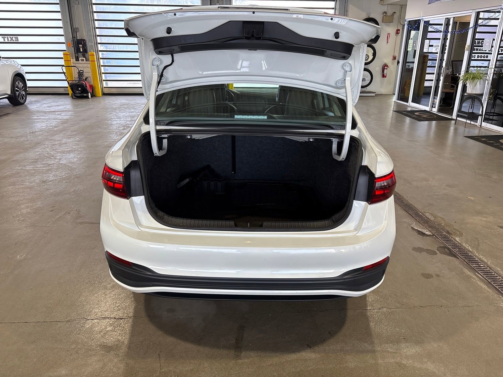 Used 2023 Volkswagen Jetta SE w/ Panoramic Sunroof Package image 23