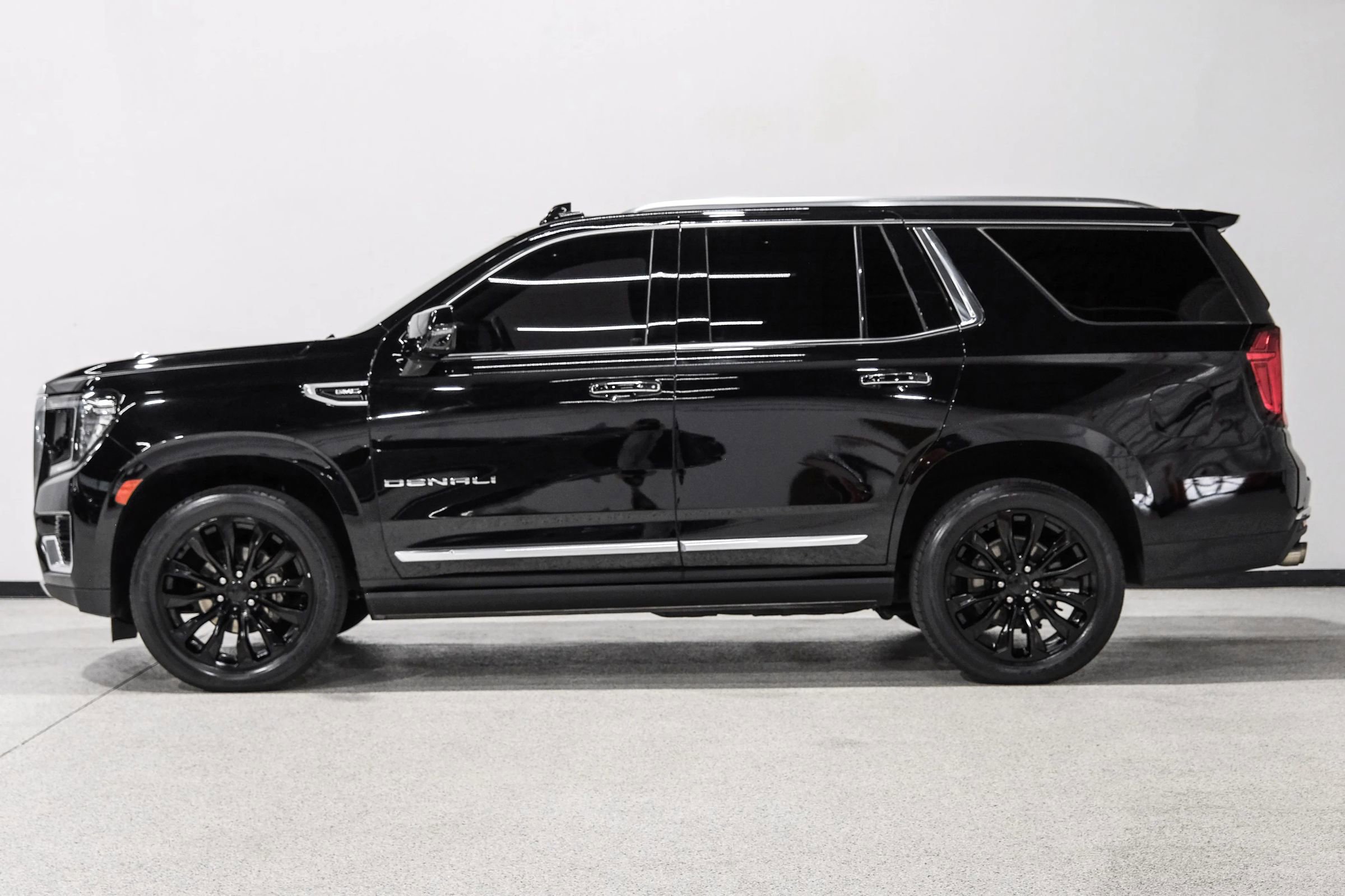 Used 2021 GMC Yukon Denali w/ Denali Premium Package image 9