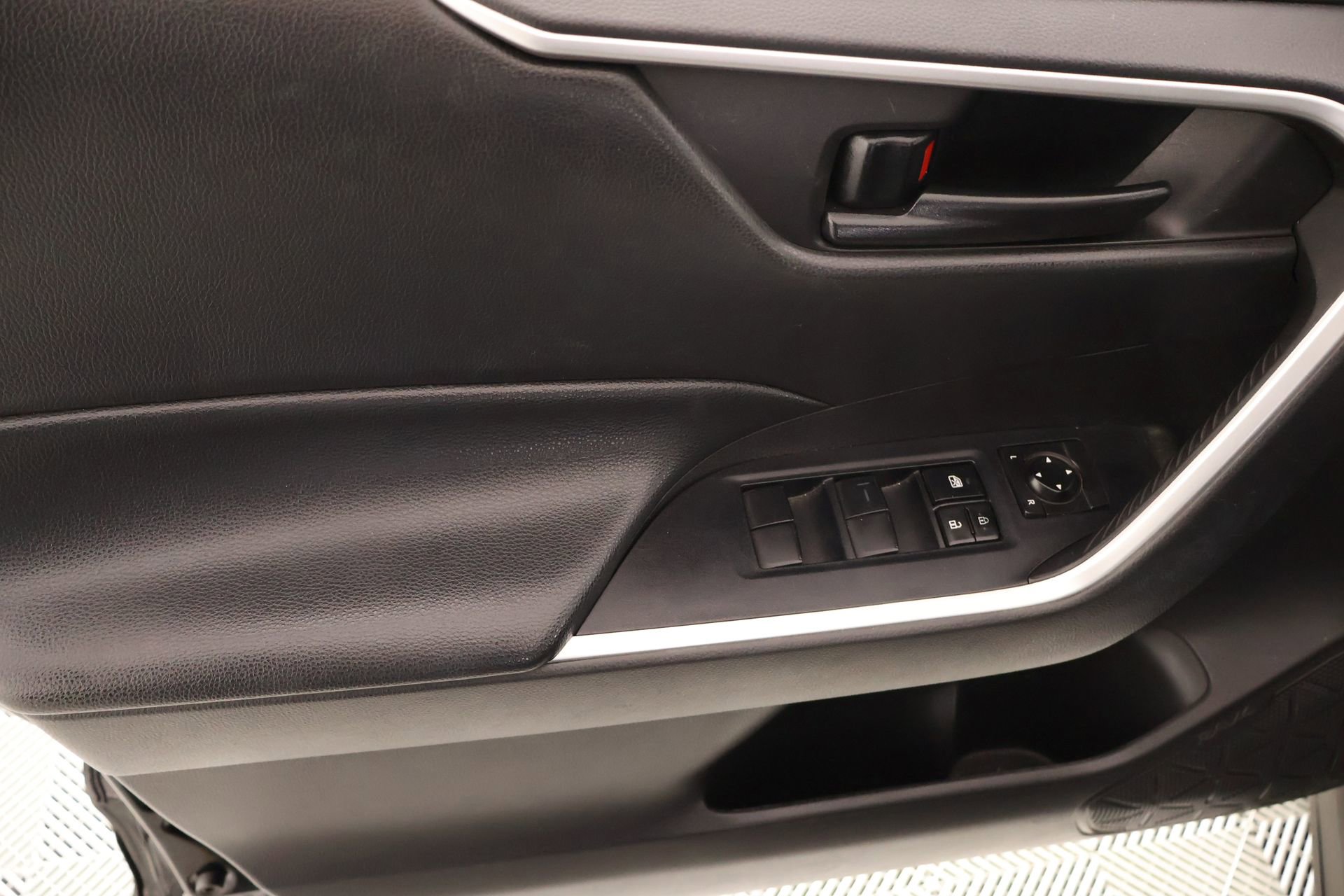 Used 2022 Toyota RAV4 LE image 14