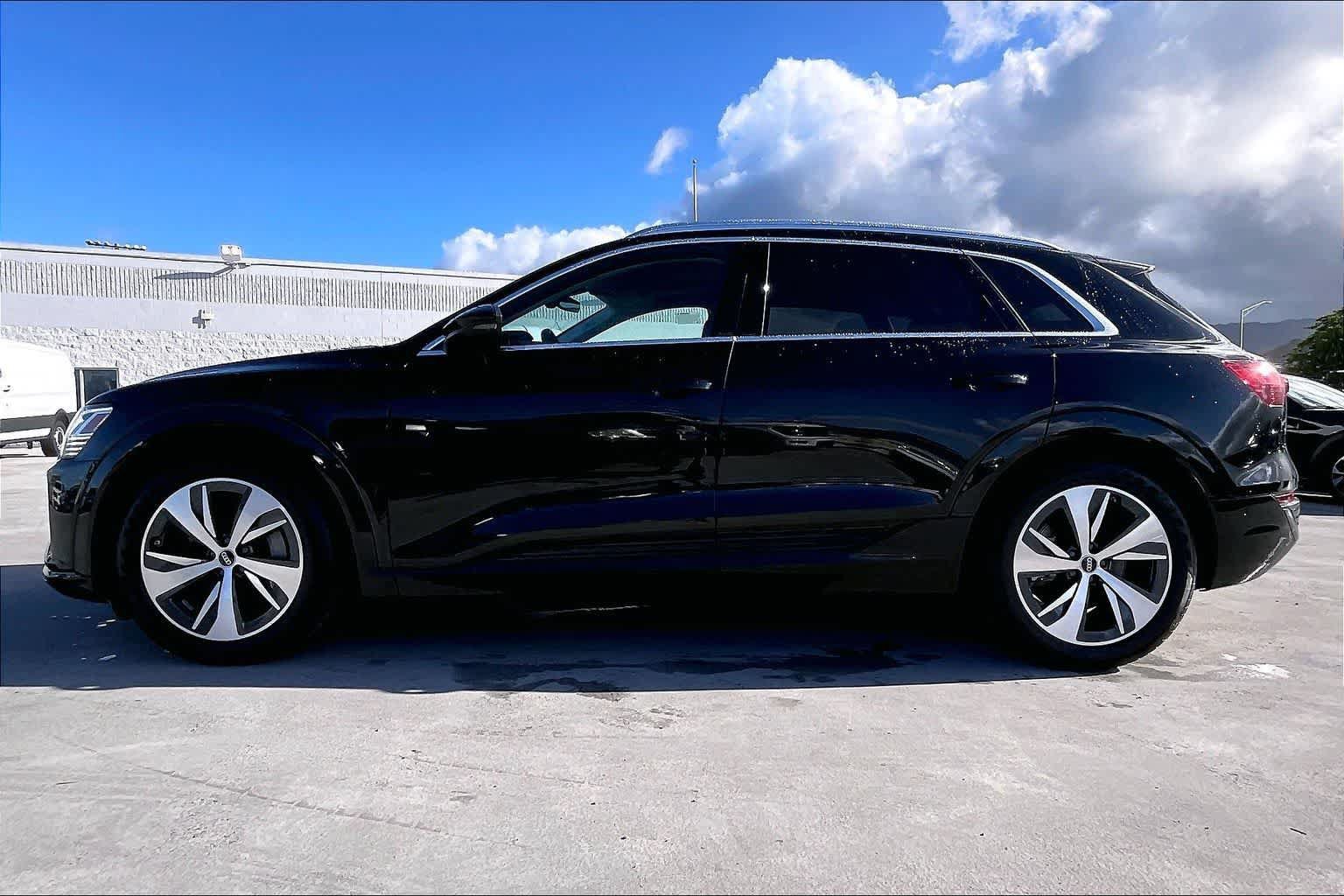 Used 2024 Audi Q8 e-tron Premium Plus w/ Premium Plus Package AWD/4WD image 3