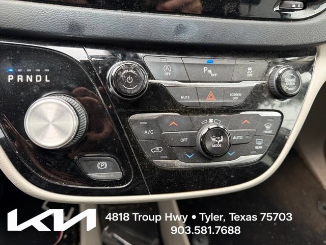 Used 2018 Chrysler Pacifica Touring Plus w/ Tire & Wheel Group FWD image 19