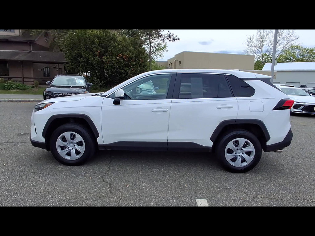 Used 2024 Toyota RAV4 LE AWD/4WD image 5