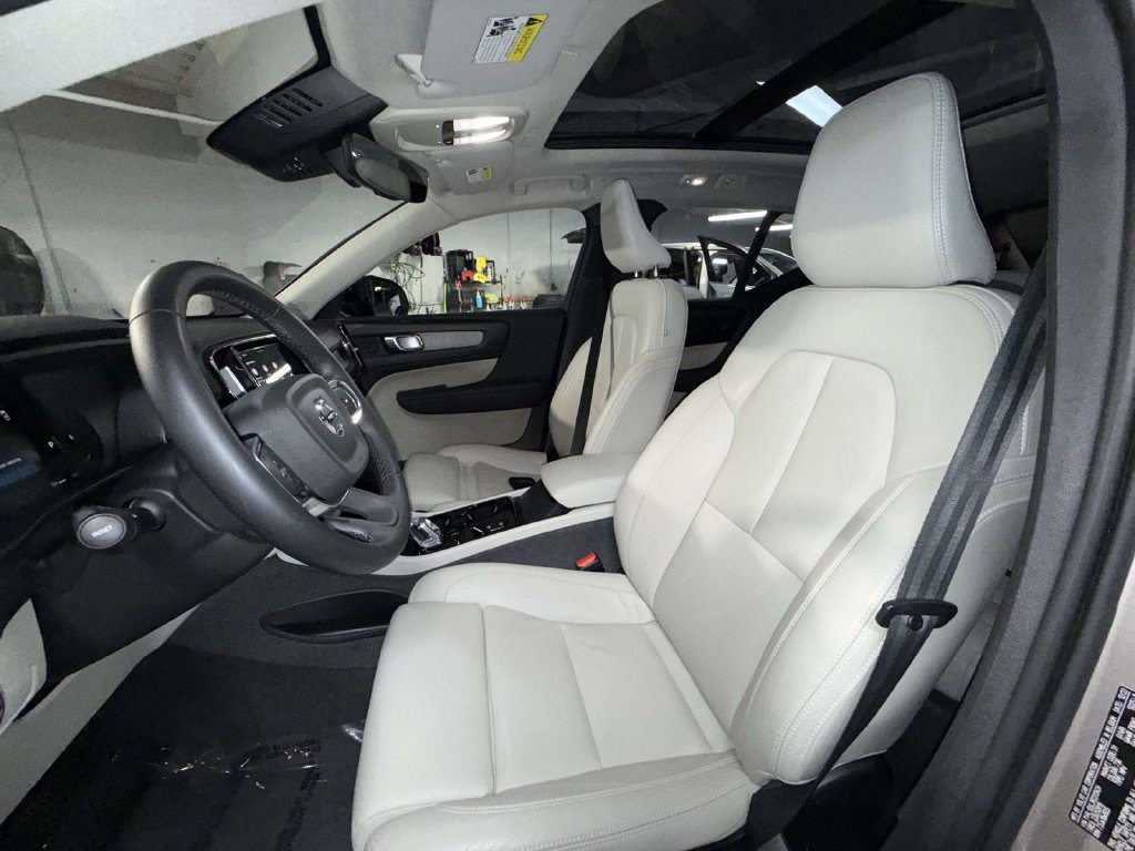 Used 2024 Volvo XC40 B5 Plus AWD/4WD image 2
