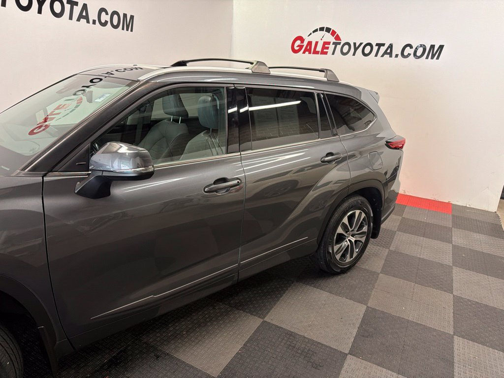 Used 2022 Toyota Highlander XLE AWD/4WD image 8