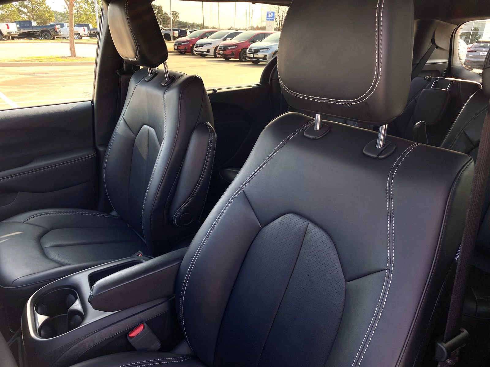 Used 2025 Chrysler Pacifica Select image 12