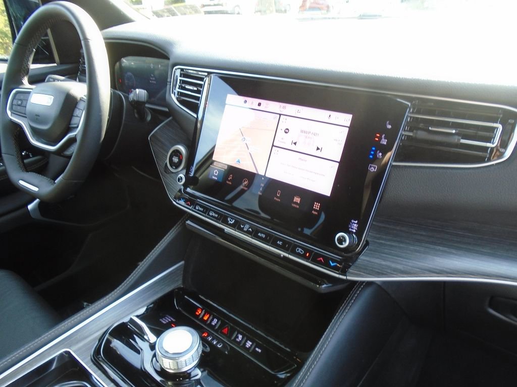 Used 2024 Jeep Wagoneer L Series II w/ Flexible Seating Group image 15