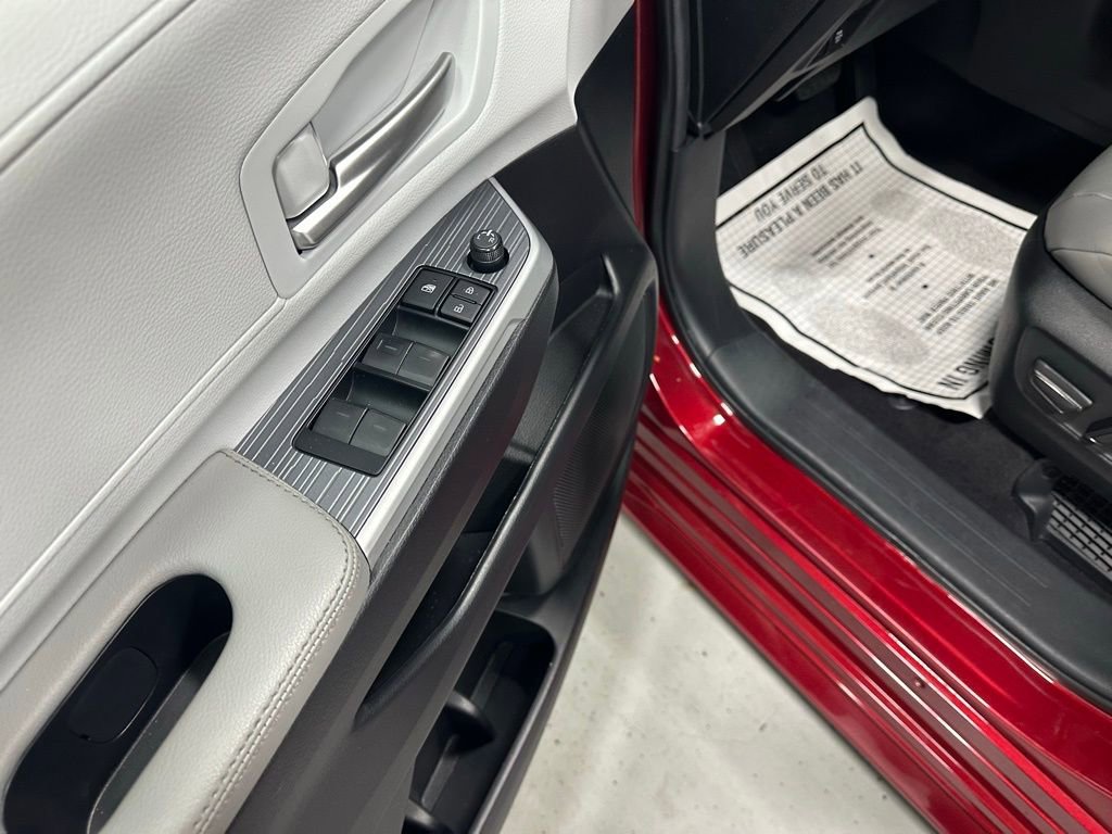 Used 2025 Toyota Sienna XLE image 9
