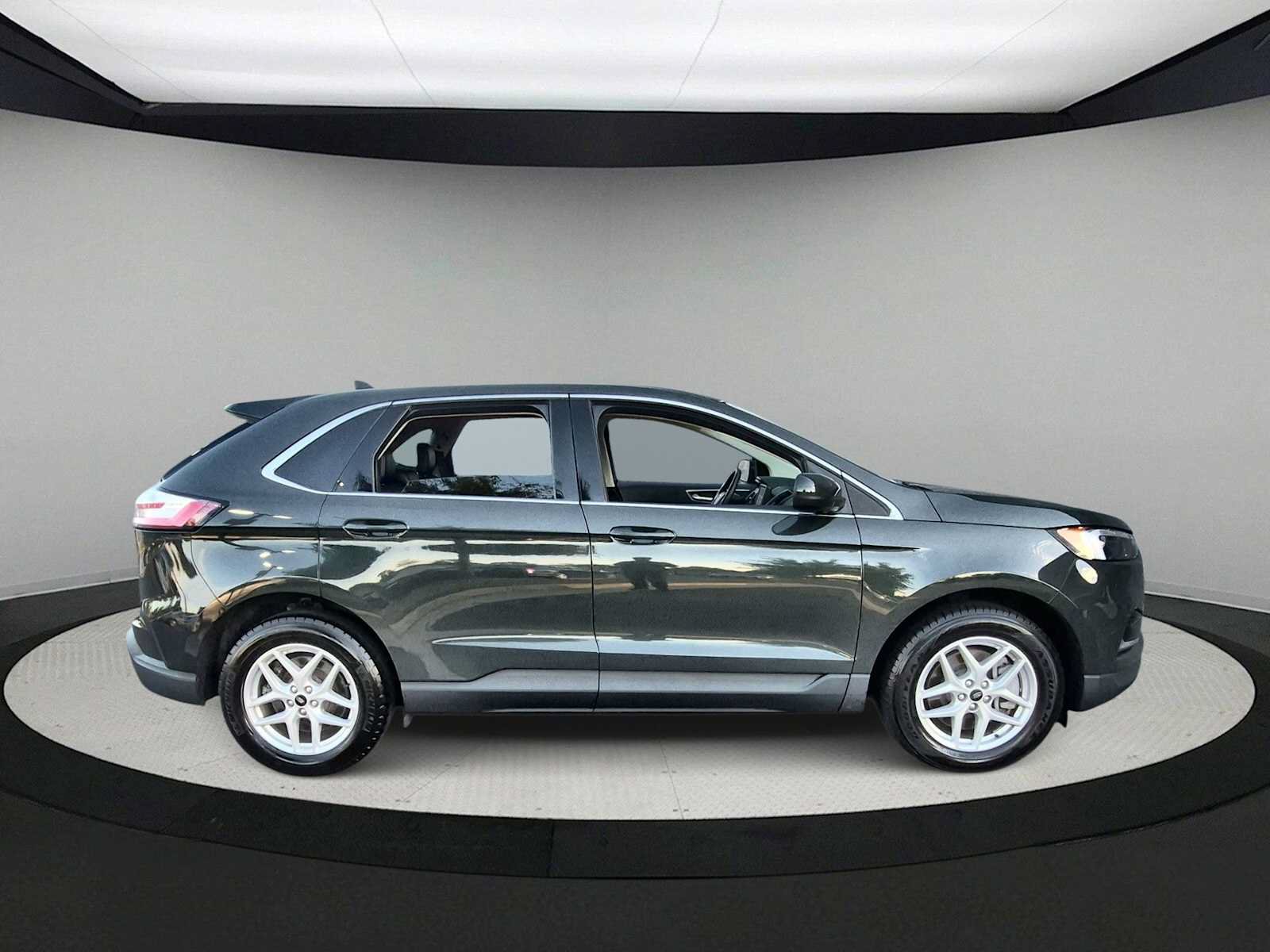 Used 2024 Ford Edge SEL AWD/4WD image 9