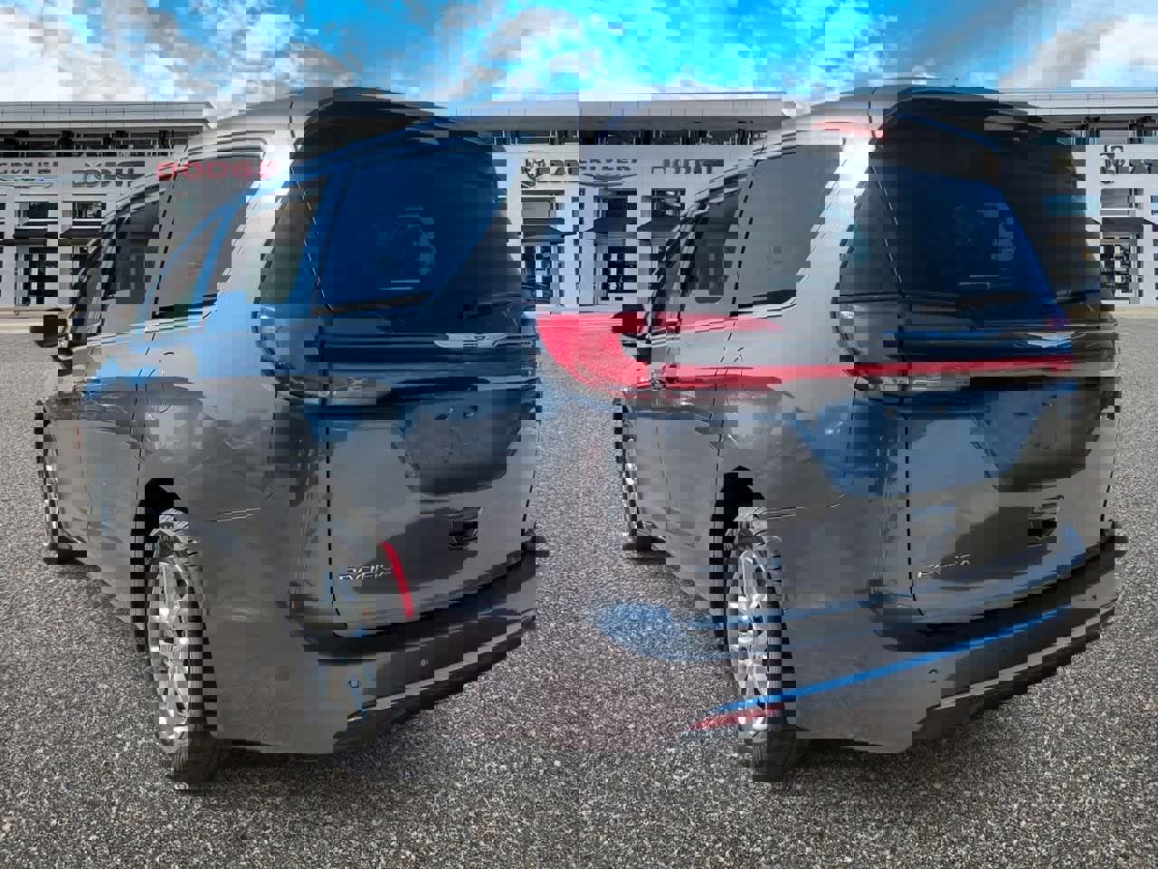 Used 2023 Chrysler Pacifica Touring-L image 6