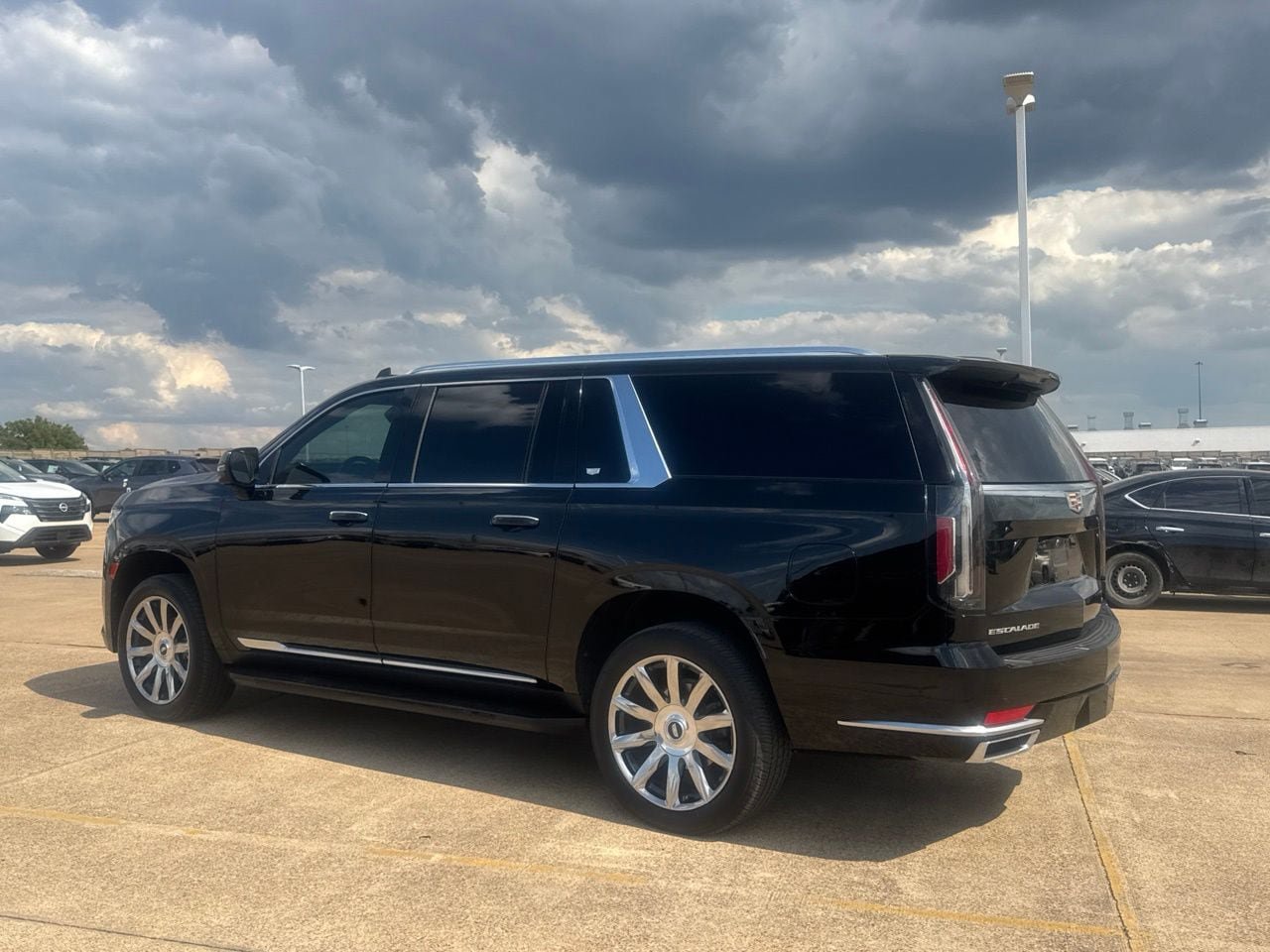 Used 2023 Cadillac Escalade ESV Premium Luxury Platinum AWD/4WD image 16