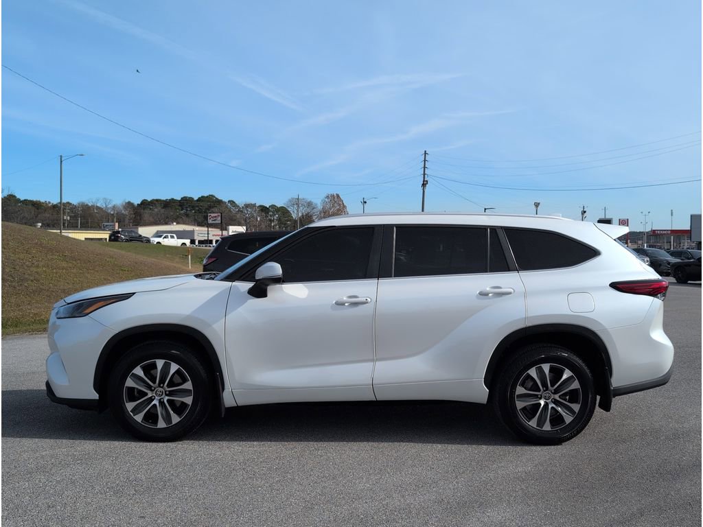 Used 2023 Toyota Highlander XLE image 2