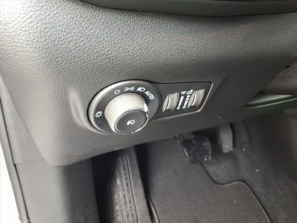 Used 2026 Jeep Compass Latitude image 9