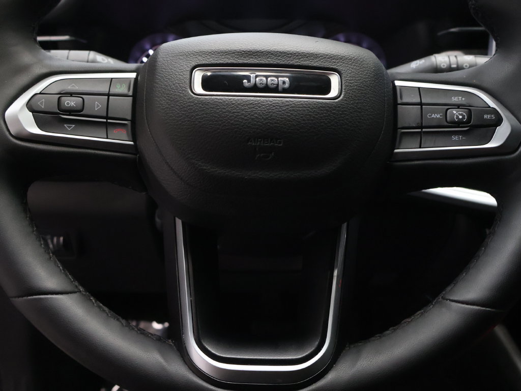 Used 2025 Jeep Compass Latitude AWD/4WD image 18