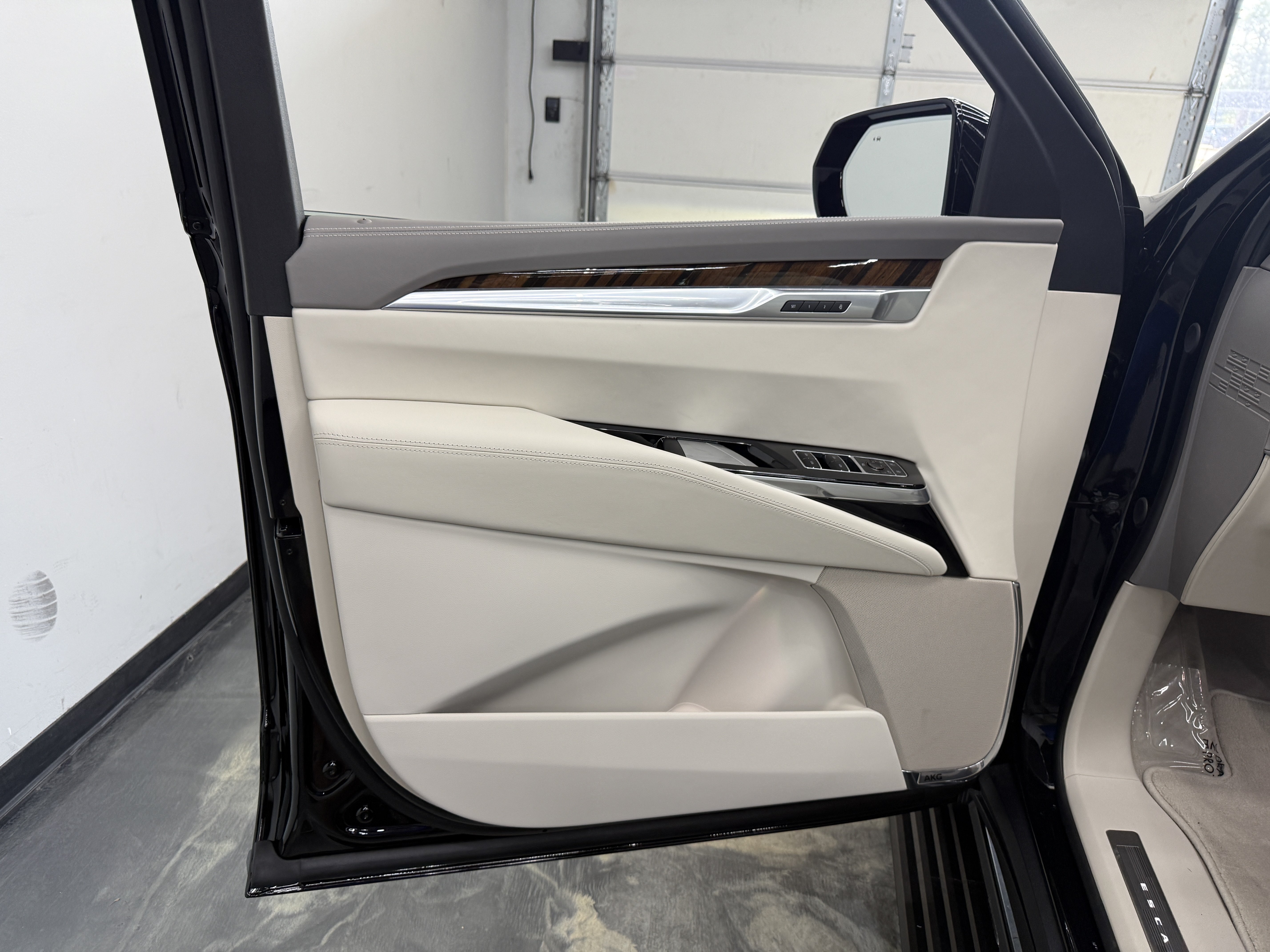 Used 2026 Cadillac Escalade ESV Platinum Sport AWD/4WD image 9