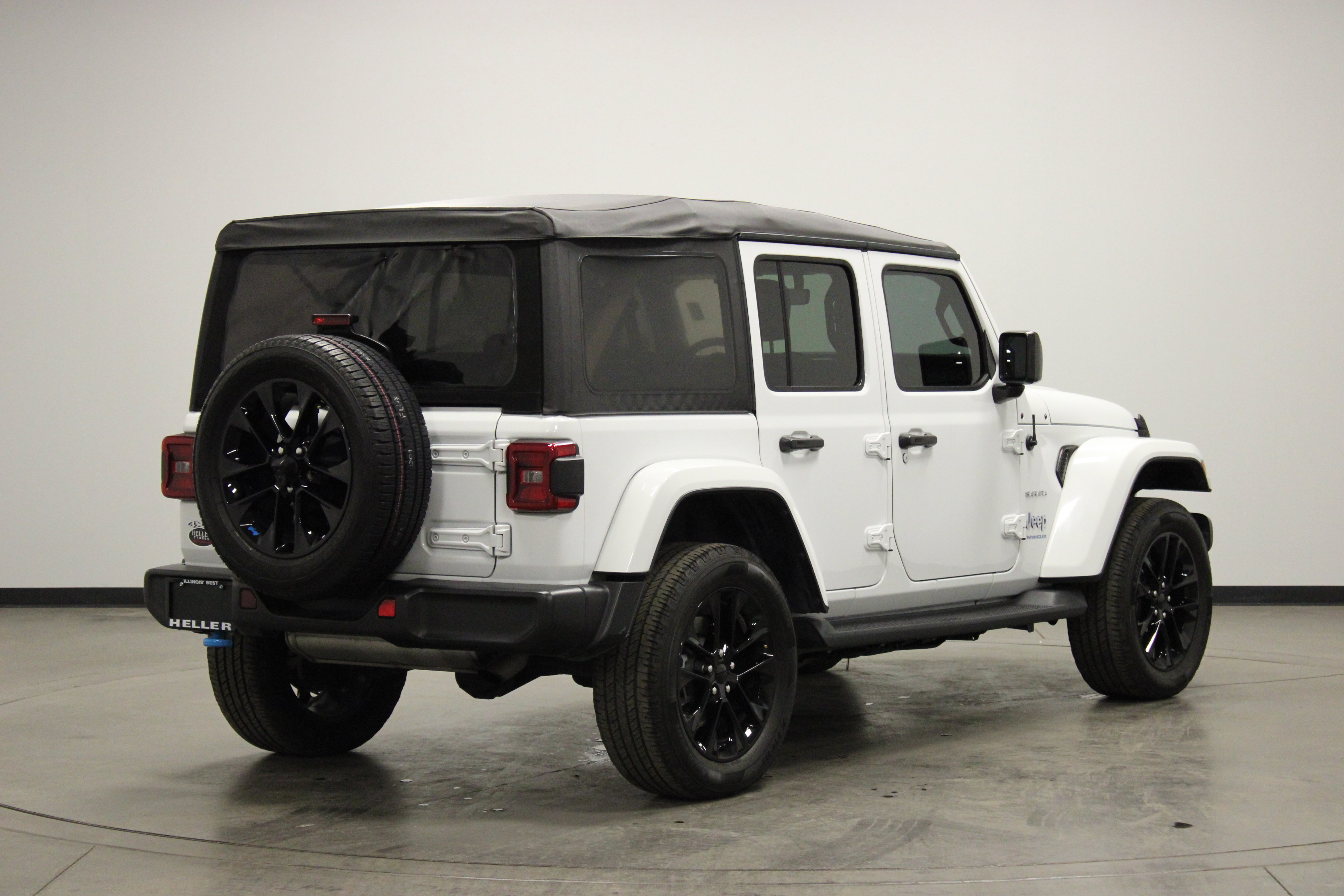 Used 2023 Jeep Wrangler Sahara image 8