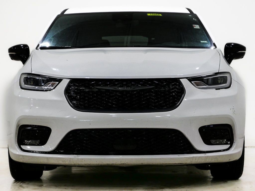 Used 2024 Chrysler Pacifica Select image 2