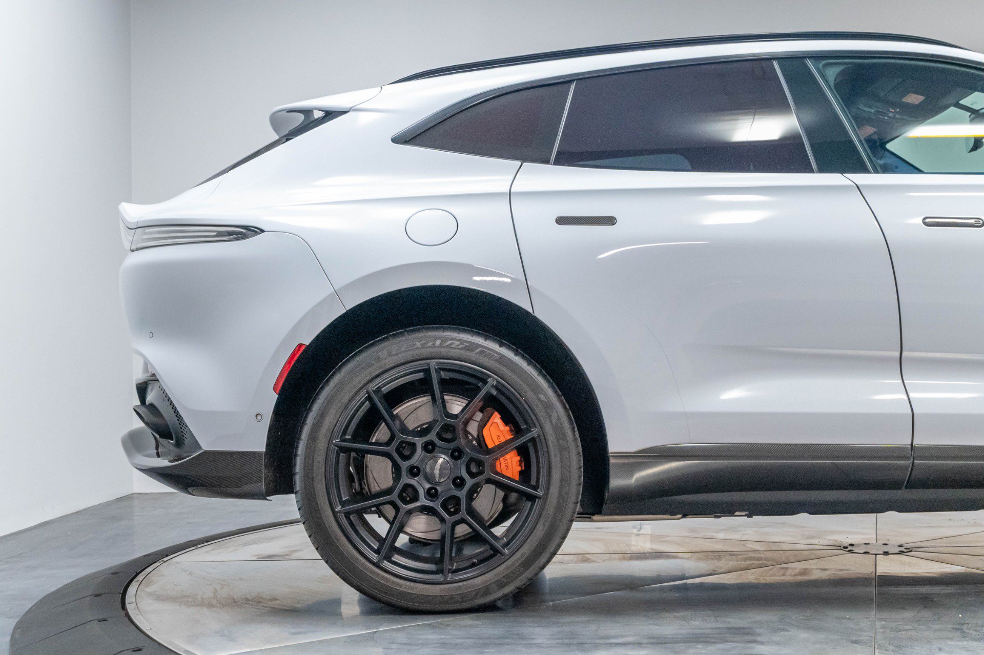 Used 2021 Aston Martin DBX AWD/4WD image 36