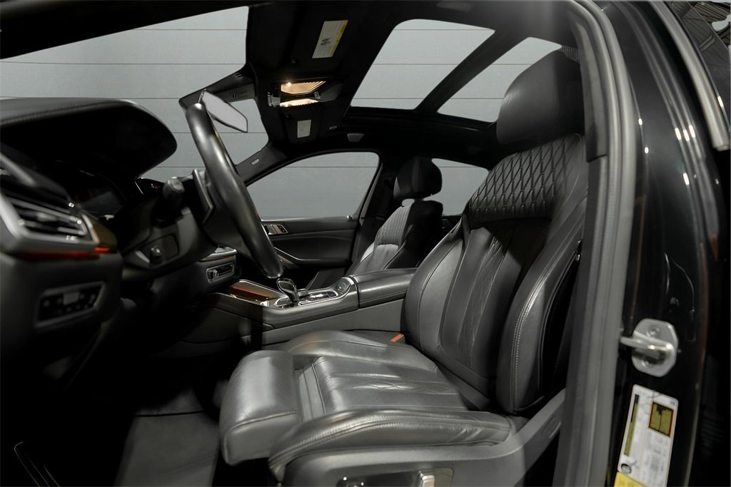 Used 2021 BMW X6 M50i w/ Executive Package image 2