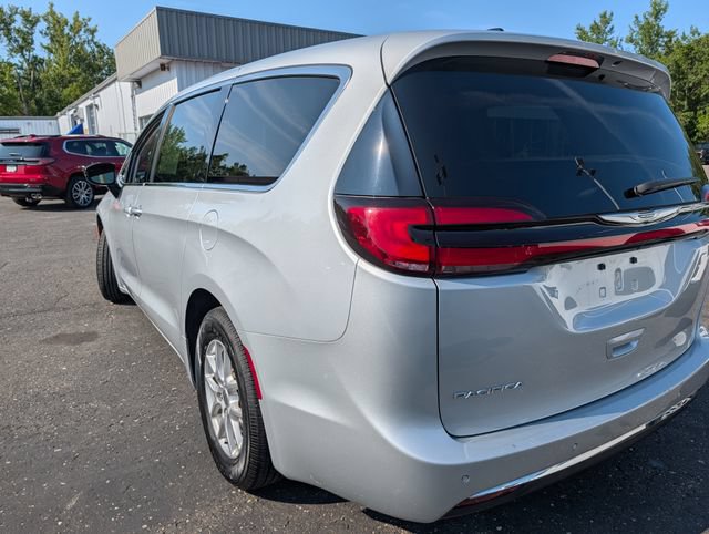Used 2024 Chrysler Pacifica Touring-L FWD image 6