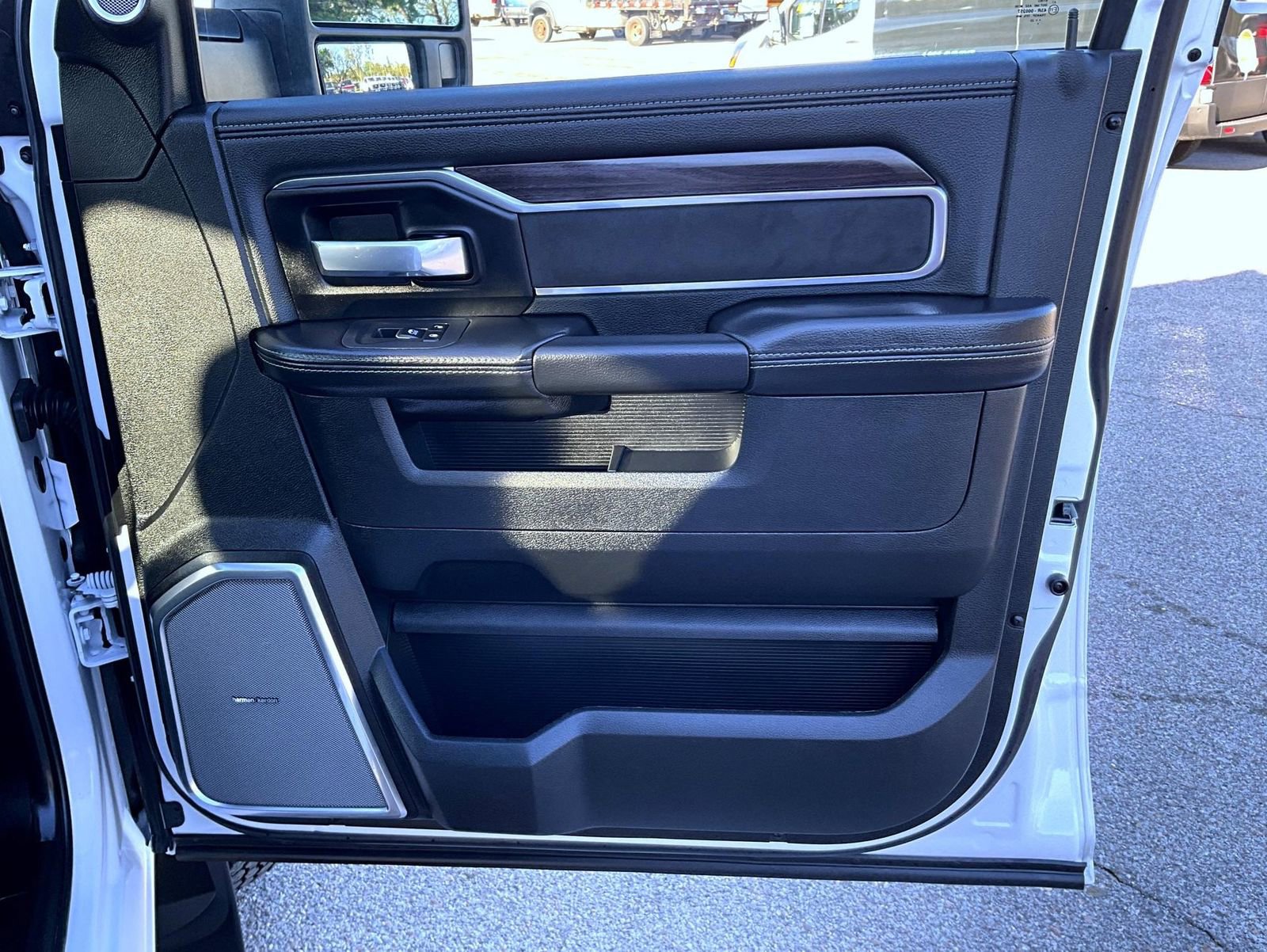 Used 2025 RAM 3500 Laramie AWD/4WD image 18