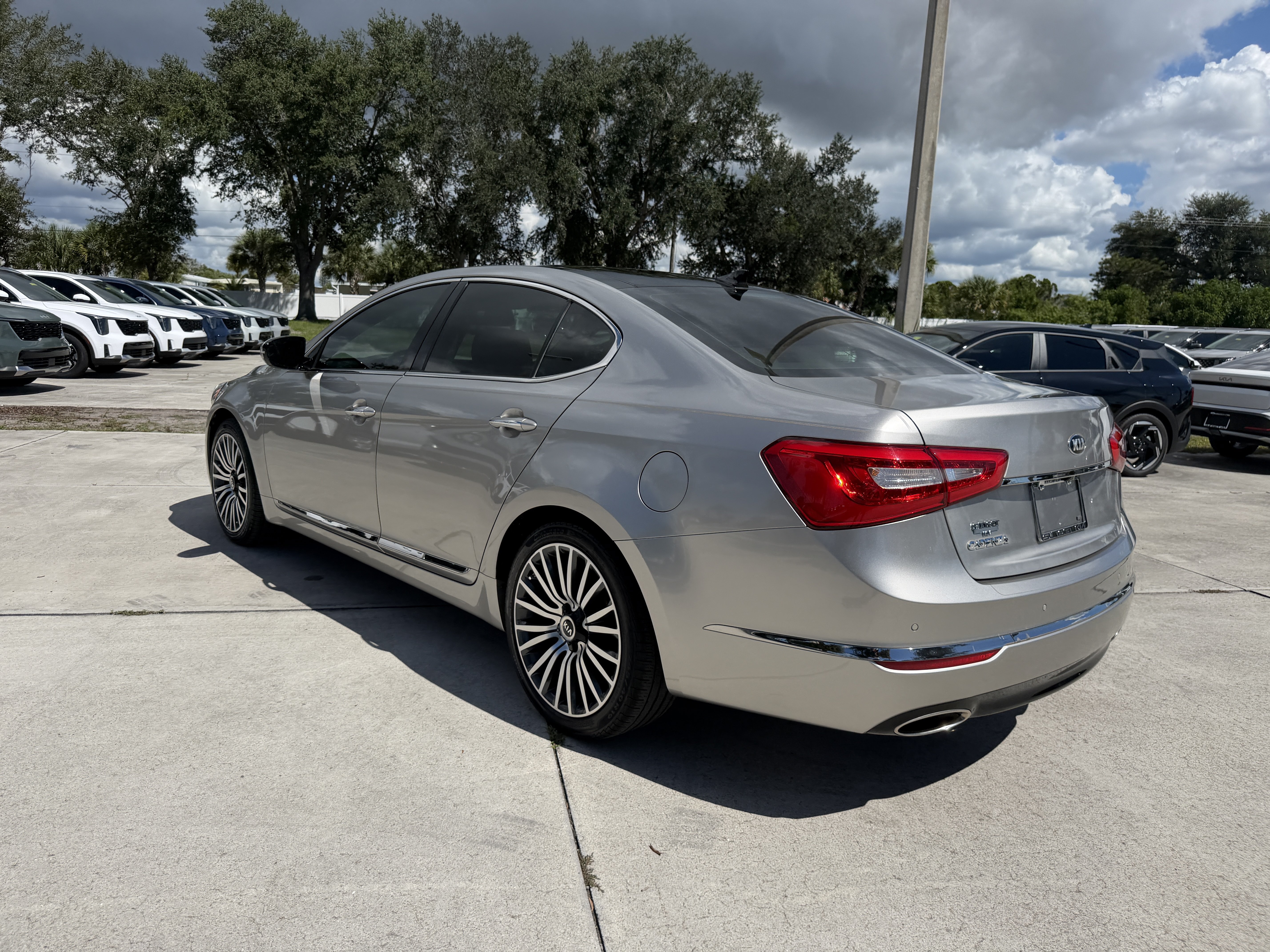 Used 2015 Kia Cadenza Premium w/ Technology Package FWD image 6