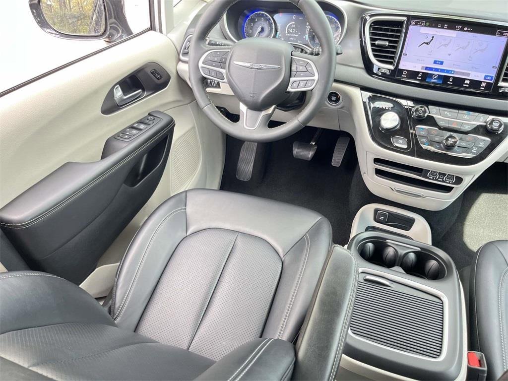 Used 2024 Chrysler Pacifica Touring-L image 28