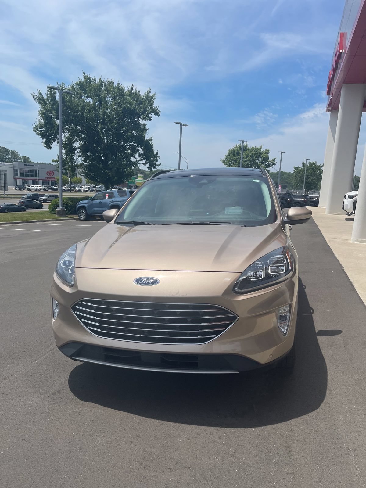 Used 2021 Ford Escape Titanium w/ Titanium Elite Package AWD/4WD image 2