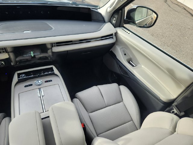 New 2026 Lincoln Navigator Reserve AWD/4WD image 12