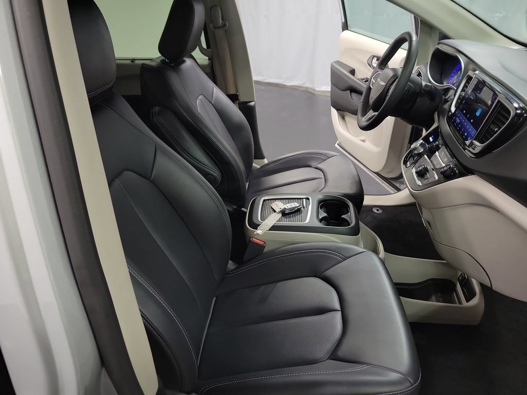Used 2024 Chrysler Pacifica Touring-L FWD image 23
