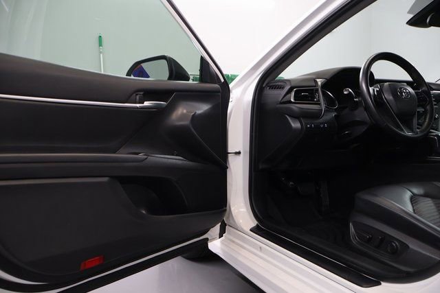 Used 2020 Toyota Camry SE w/ Carpet Mat Package FWD image 9