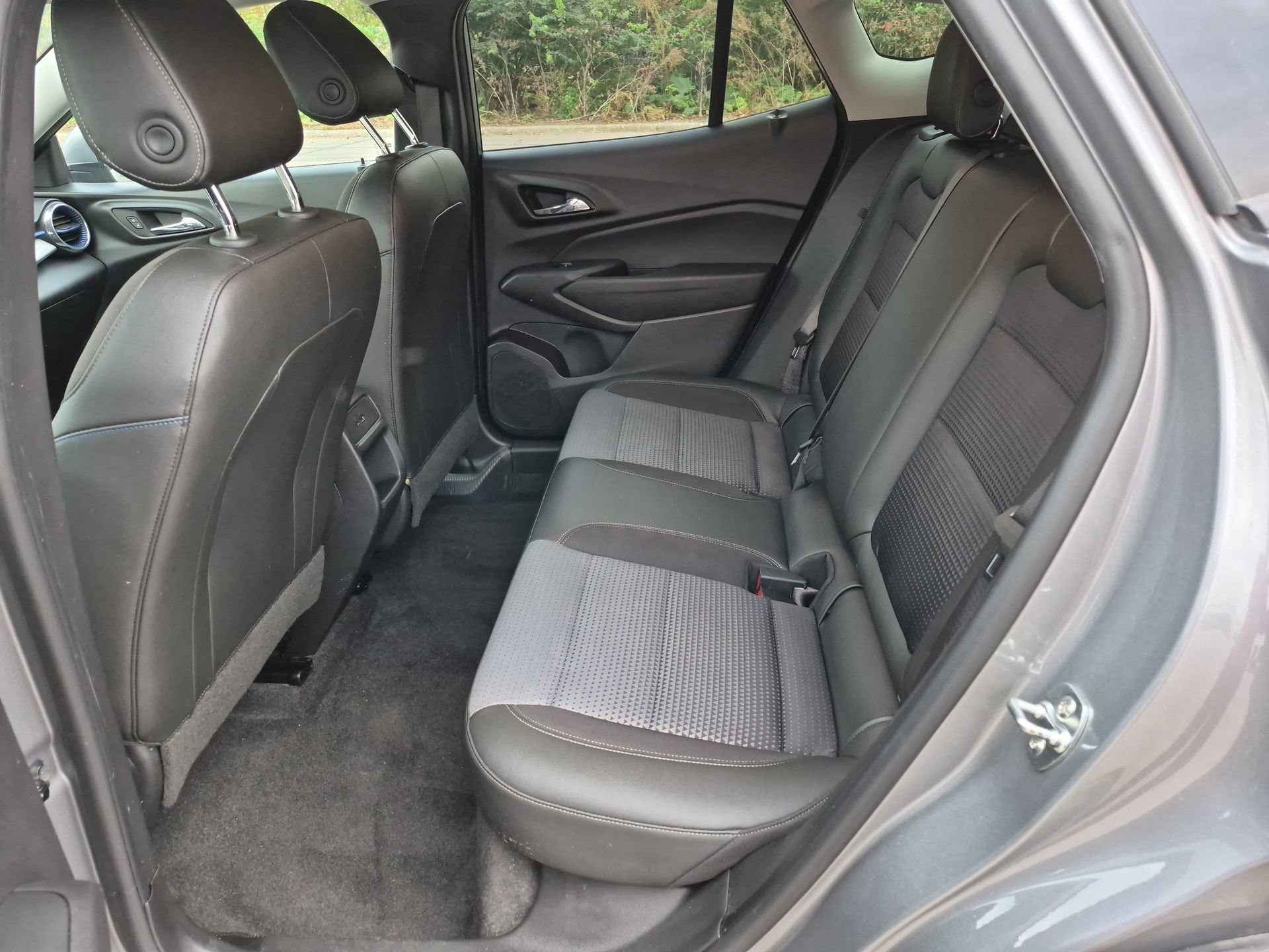 Used 2025 Chevrolet Trax LT FWD image 23