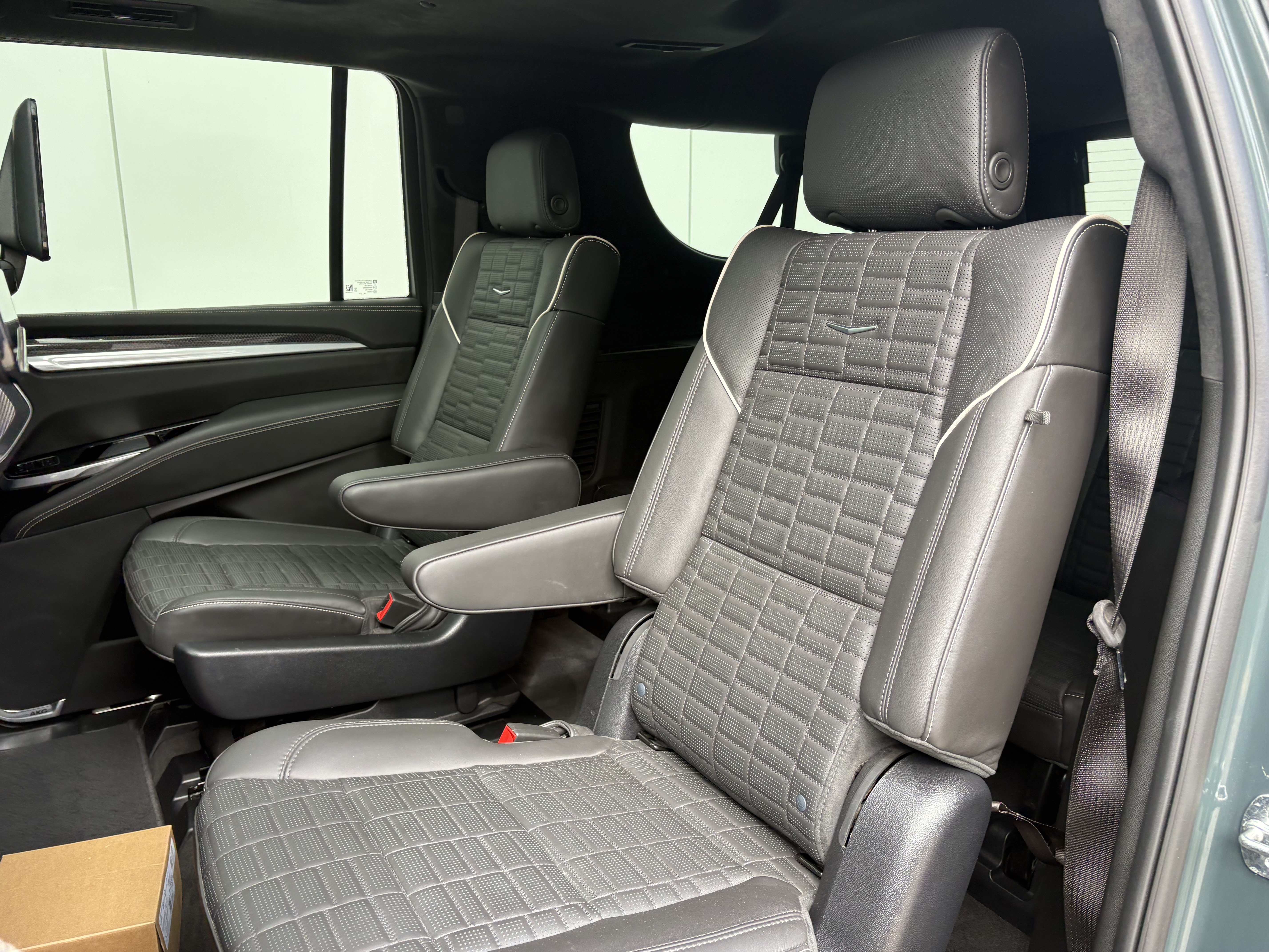 Used 2025 Cadillac Escalade ESV V AWD/4WD image 13