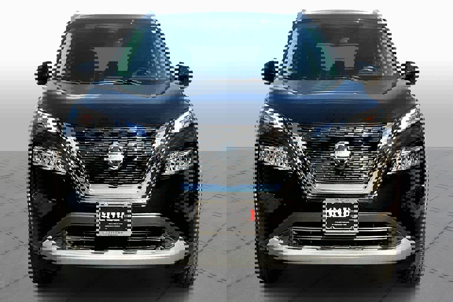 Used 2023 Nissan Rogue SV w/ SV Premium B Package image 3